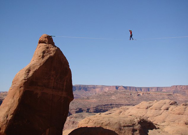 美国探险队在峡谷上空拉绳索体验高空露营