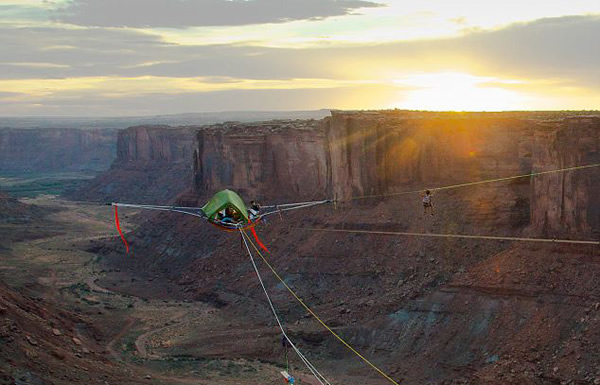 美国探险队在峡谷上空拉绳索体验高空露营