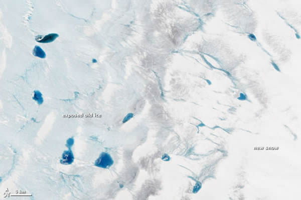 卫星照片展示格陵兰冰盖夏季的融冰景象