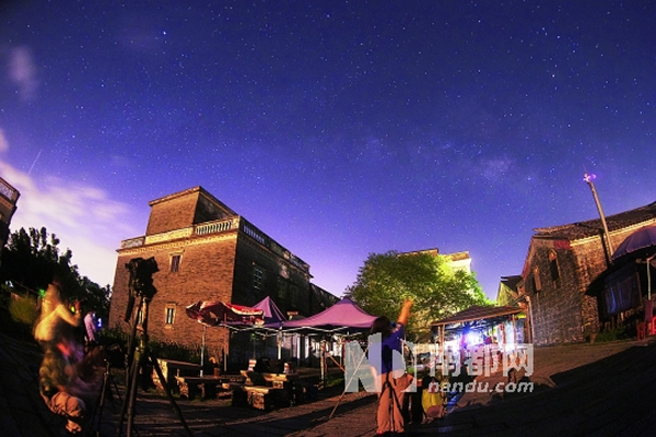 天文爱好者袁凤芳拍摄的碉楼星空获盛赞