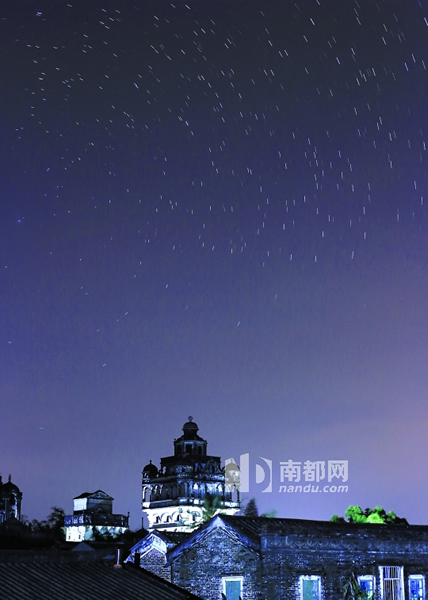 天文爱好者袁凤芳拍摄的碉楼星空获盛赞