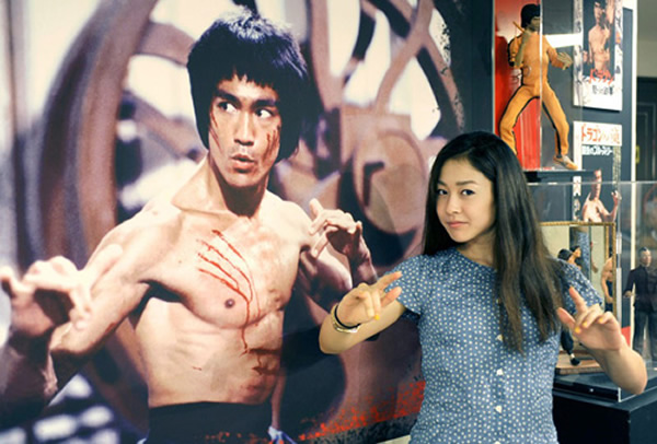 7月10日,不断有影迷在李小龙巨幅写真旁拍照留念。