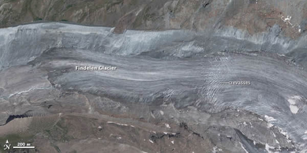 第二幅照片是费德勒冰川( Findelen Glacier)。该冰川位于兹姆特冰川东北数英里,在瑞士瓦莱斯州采尔马特镇( Zermatt)附近。