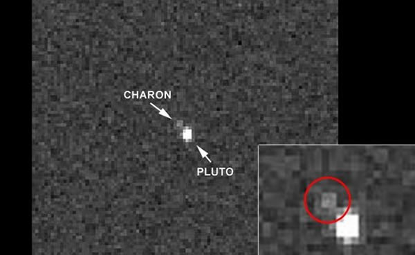 新地平线号探测器拍摄的冥王星与冥卫一图像,这也是探测器首次观测到“分离”的冥王星与冥卫一图像,由于两者距离太近,几乎无法观测到清晰的图像