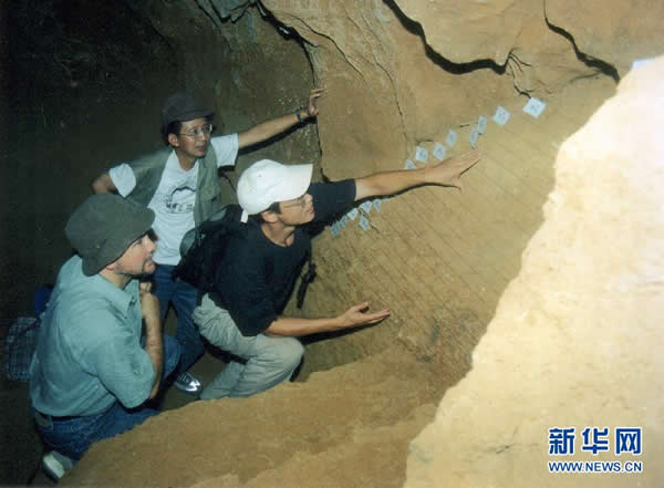 中美考古学家在么会洞科考