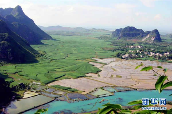 这是广西百色田东布兵盆地外景(2013年7月12日摄)
