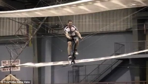 ���ô���׶��ѧ������Ƶ�����ֱ���������Գ�������64�룬�������3.3�ף�Ӯ����AHS���ƶ�˹����25������