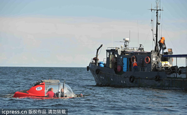 普京乘坐一艘豪华潜水艇下潜到60米深海底