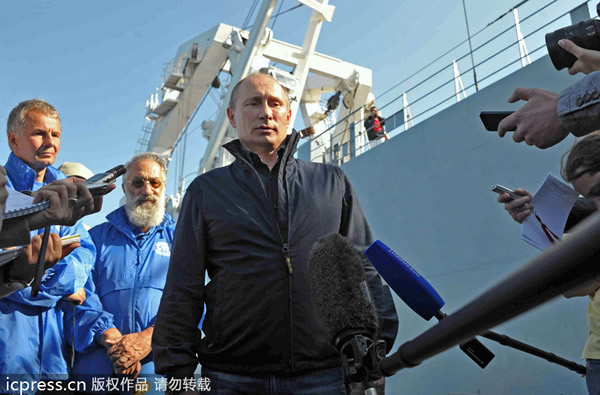 普京乘坐一艘豪华潜水艇下潜到60米深海底