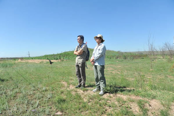 张兆群研究员与刘扬博士在准格尔旗野外考察中