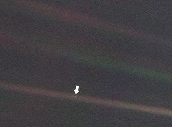 这张地球照片是“旅行者”号探测器在1990年从40亿英里(约64亿公里)之外的太空拍摄的。在这里被拍成一个仅有0.12个像素大小的圆点。