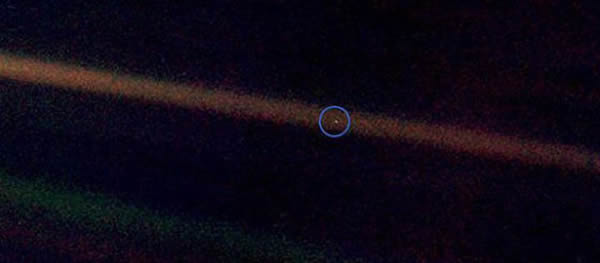 1990年,运行在太阳系边缘的旅行者1号飞船拍摄的地球照片。这张照片也就是后来著称于世的“暗淡蓝点”——地球的脆弱和渺小展露无遗