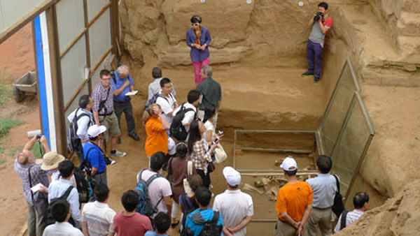 侯亚梅在乌兰木伦遗址为代表们现场介绍遗址工作情况