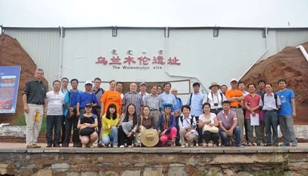 中外专家与当地部分文博人员在乌兰木伦遗址保护棚前合影