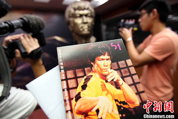 6月26日,香港记者在“武·艺·人生─李小龙”展览记者会上采访拍摄。香港文化博物馆将于7月20日起举办“武·艺·人生─李小龙”展览。收集到超过500件珍贵的李小