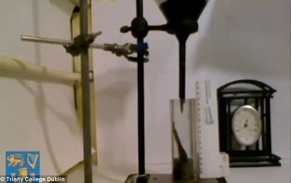 ��������һѧԺ���е�����ʵ��������������ʱ�����ʵ��֮һ��7��11�տ�ѧ���״����㵽����Һ�ε���Ĺ��̡���һ�����Ƶ�ʵ���ڰĴ����ǽ��У�2000������һ������