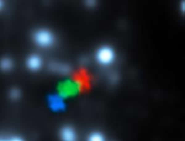 气体云遭遇超大质量黑洞。气体云在2006年、2010年和2013年的位置分别用蓝色、绿色和红色标出。