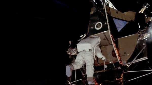 阿波罗11号拍摄的极其珍贵月球彩色照片