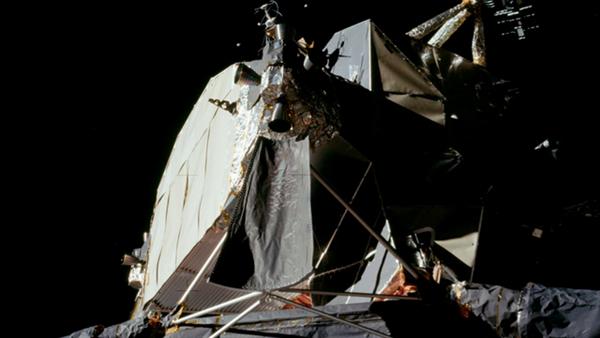 阿波罗11号拍摄的极其珍贵月球彩色照片