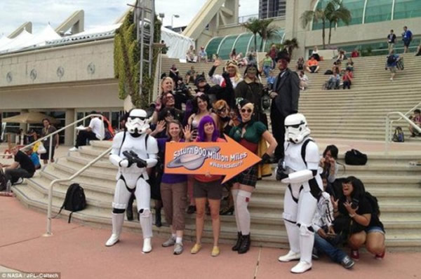 美国圣迭戈宇宙中心门前,人们扮成星球大战人物的形象拍摄照片。