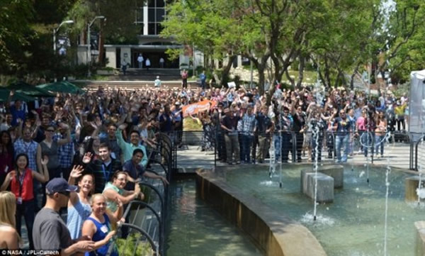 美国加州的观星者们暂时放下手头的工作,走出户外,向着土星的方向挥手致意。