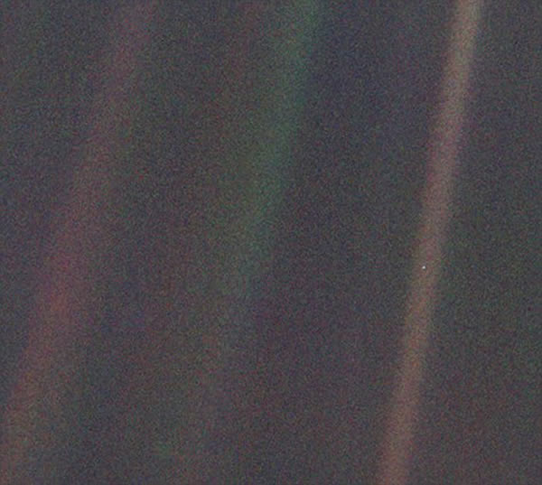 旅行者1号探测器和卡西尼号探测器都曾经在数十亿公里外观测过地球