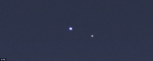 地球和月球的照片,地球海洋反射的光线使其呈现出蓝色,这可是在15亿公里外看到的地球模样