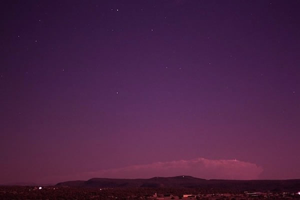 一个壮观的远景展现了云堤上的一个小光点,Ashcraft认为这或许是蓝色喷流的开始形态。