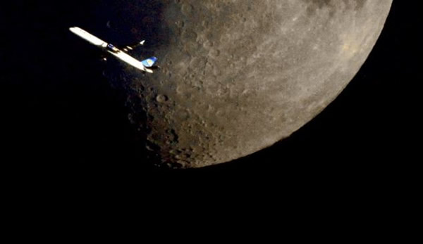 飞机“驶向”月球