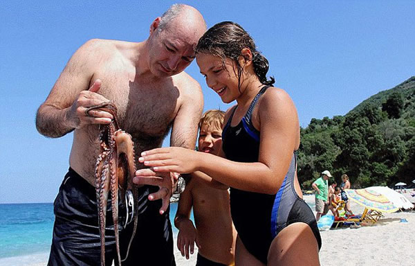 美国游客在希腊抓到罕见的六足章鱼