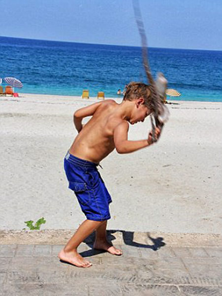 美国游客在希腊抓到罕见的六足章鱼