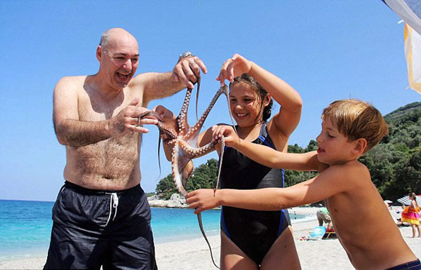 美国家庭捕捉到全球发现的第二只六脚章鱼后吃掉