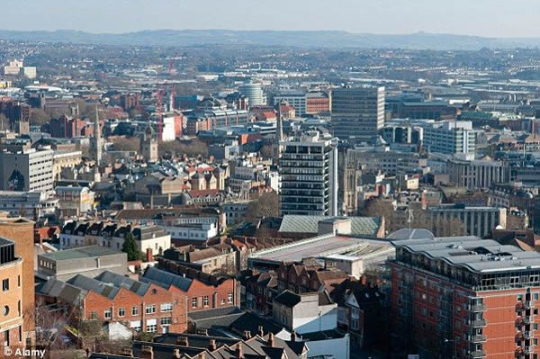 英国布里斯托是世界上首次报告听到该噪音的城市之一。在20世纪70年代大约有800人听到这种噪音。最终它被归结于交通和当地工厂所致。