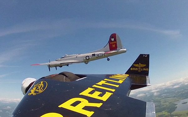 瑞士飞行员着飞行衣与轰炸机“齐飞”