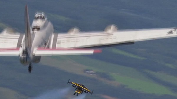 瑞士飞行员着飞行衣与轰炸机“齐飞”