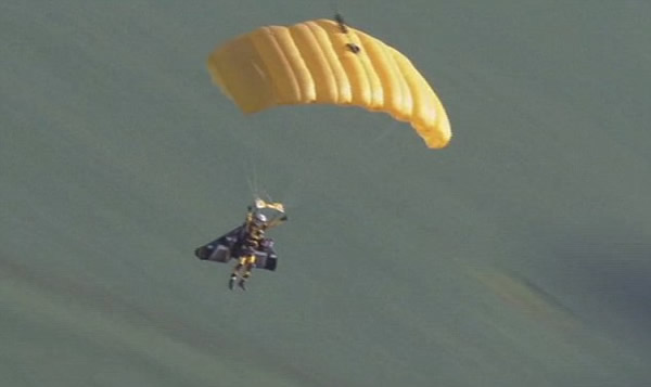 瑞士飞行员着飞行衣与轰炸机“齐飞”