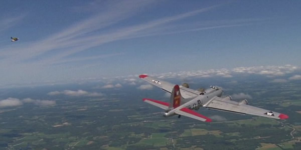 瑞士飞行员着飞行衣与轰炸机“齐飞”