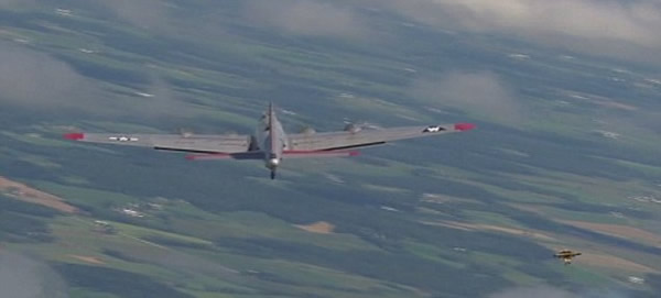 瑞士飞行员着飞行衣与轰炸机“齐飞”