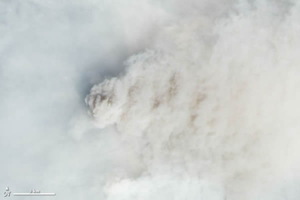 这幅照片近距离地显示了火势最猛烈处的滚滚浓烟
