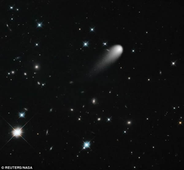 2013年4月,翱翔于星宇之间的ISON彗星。这张照片是由哈勃空间望远镜拍摄的图像合成的。