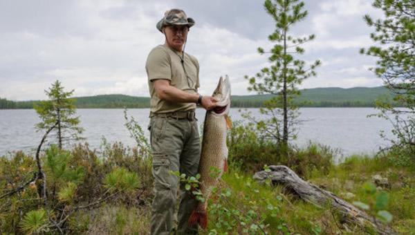 ����˹ý�幫������Ƭ��ʾ���վ�������һ����Լ21����Ĵ�װ߹��㡣