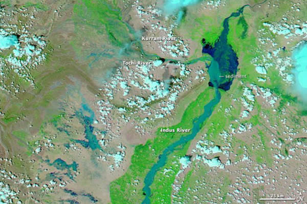 2013年8月5日,NASA的Aqua卫星上的的中分辨率成像光谱仪(MODIS)拍下这幅照片时,天上的乌云已经散去。