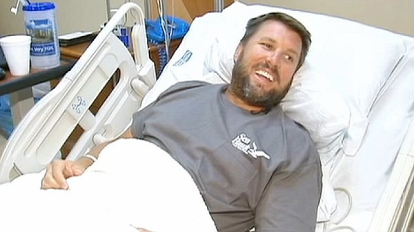 巴哈马渔夫度假被鲨鱼咬掉小腿