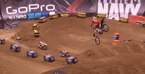 澳大利亚女车手自信过头比手势失冠军