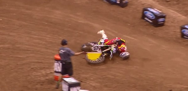 澳大利亚女车手自信过头比手势失冠军