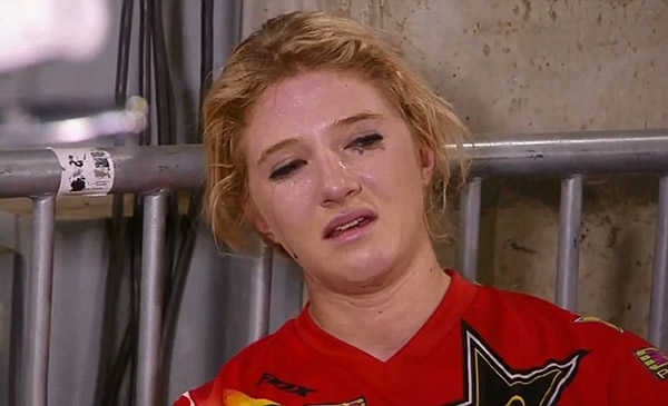 澳大利亚女车手自信过头比手势失冠军