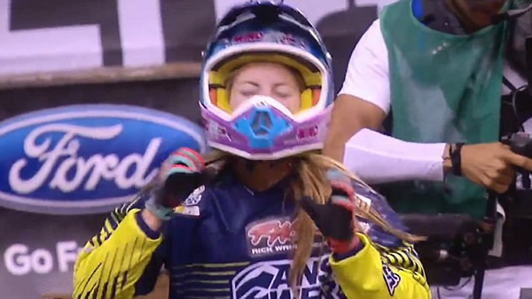 澳大利亚女车手自信过头比手势失冠军