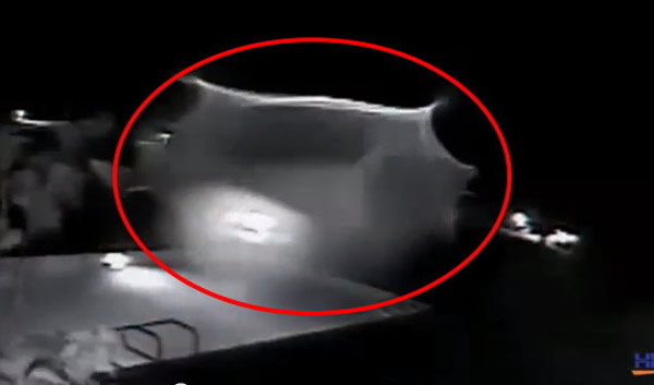美国住宅区视频监控拍摄到UFO在泳池上空撒网?