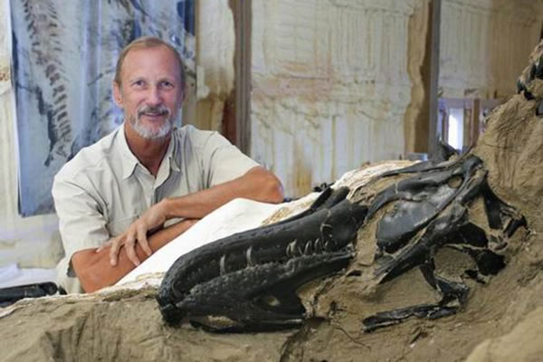 美国纽约邦翰斯拍卖行国家历史部托马斯-林格伦称,这具奇特的恐龙化石不久将进行拍卖,它将成为历史上最重要的考古发现!