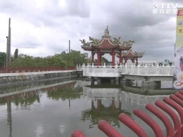 云林北港一名男童不慎跌入池中淹死,吊诡的是他的姐姐8年前也淹死在这池中,居民怀疑是大鱼作怪。